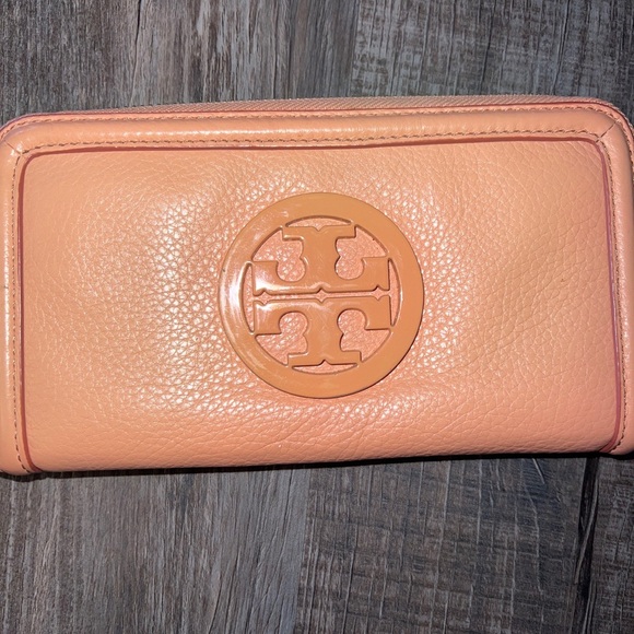Tory Burch Amanda Zip Around Continental Wallet Salmon, in good used condition - Picture 7 of 7